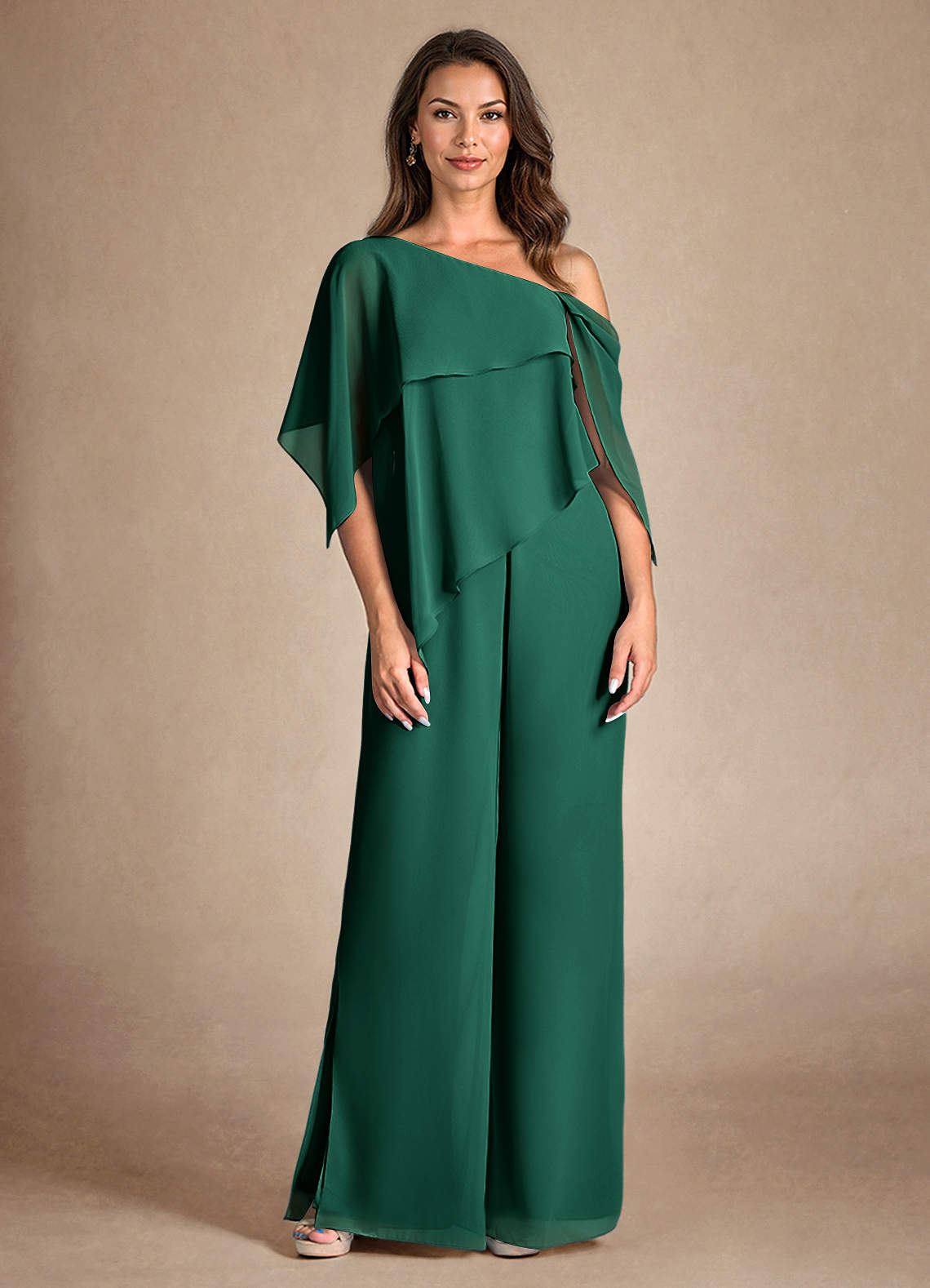 combinaison verte femme élégante à épaules dénudées, jambes larges