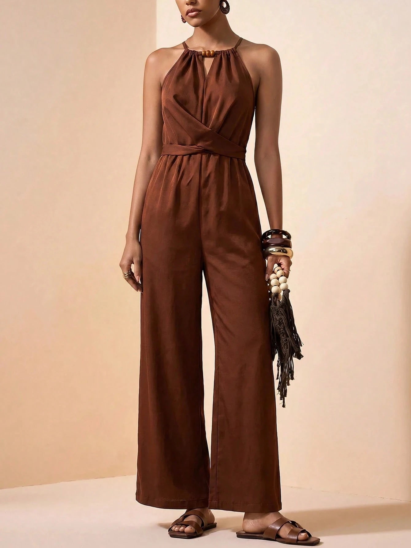 combinaison femme élégante avec perles marron