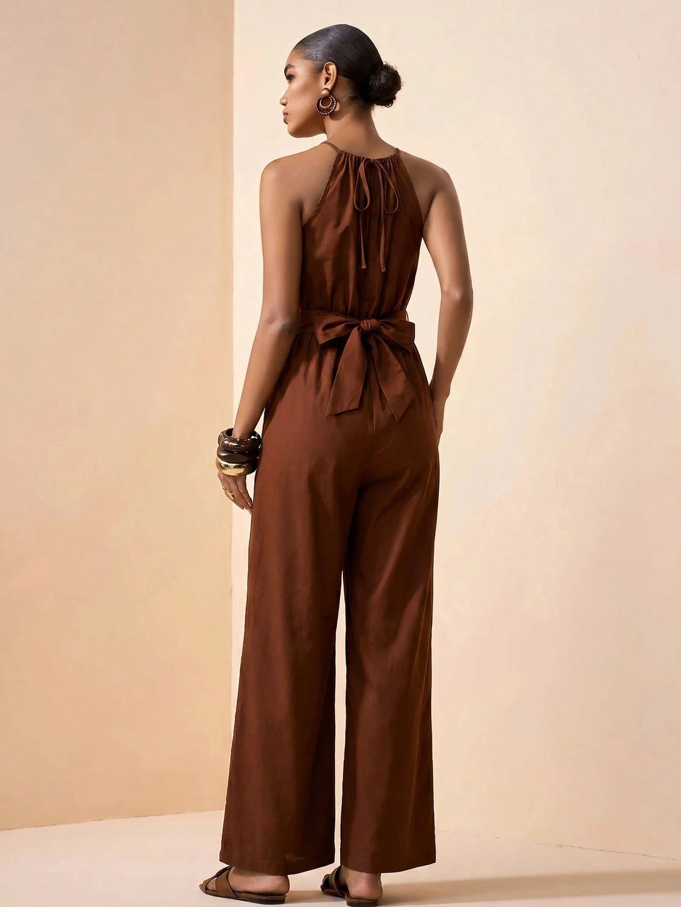 combinaison femme élégante avec perles marron