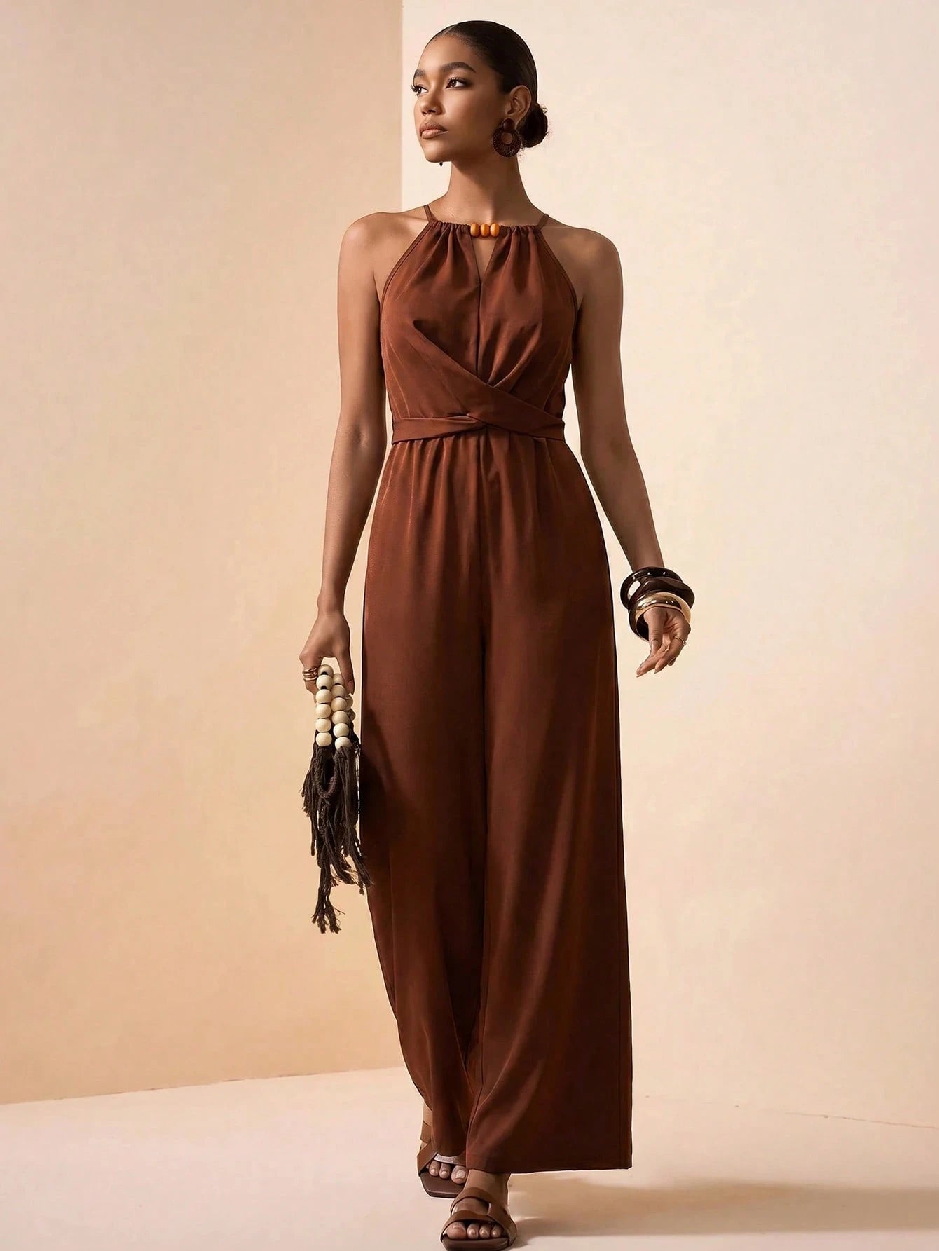 combinaison femme élégante avec perles marron
