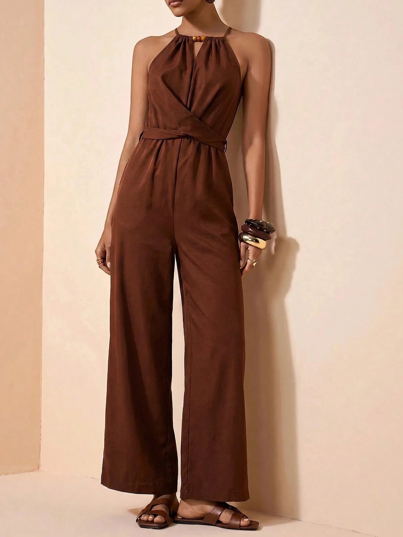 combinaison femme élégante avec perles marron