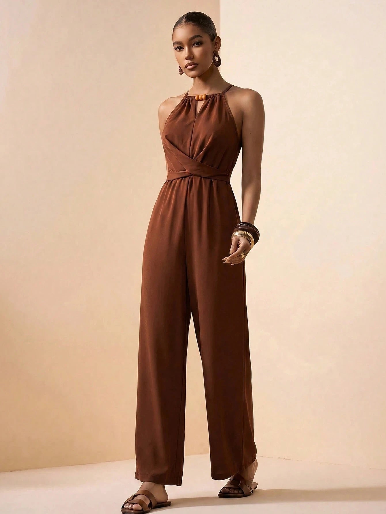 combinaison femme élégante avec perles marron