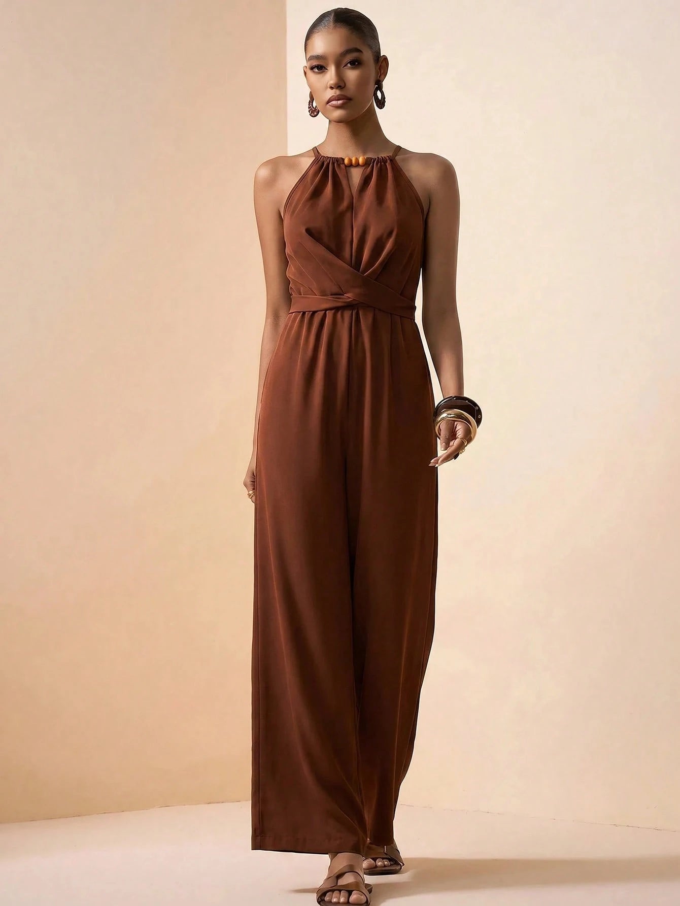 combinaison femme élégante avec perles marron