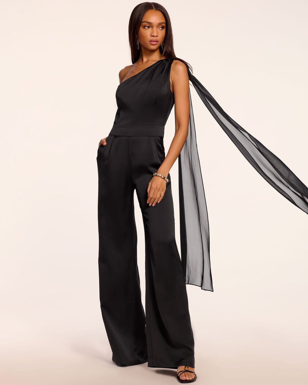 combinaison chic femme noir à épaules dénudées